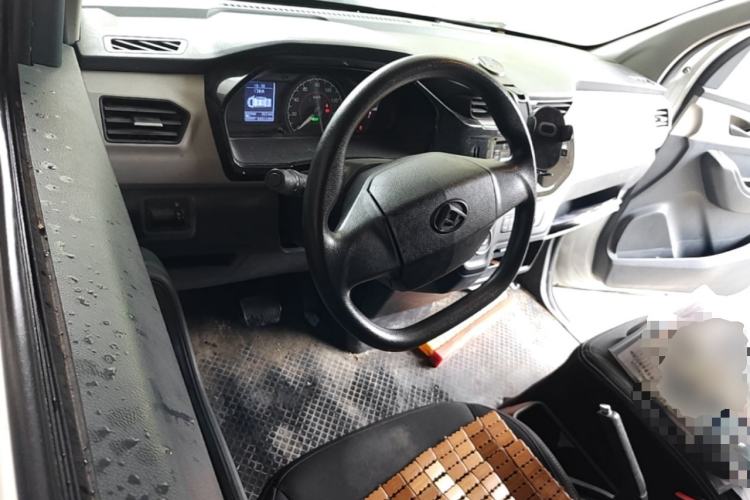 Used SAIC MAXUS EV30 2021 Pure Electric Smart Logistics Expert with Long Wheelbase—CATL Center Console