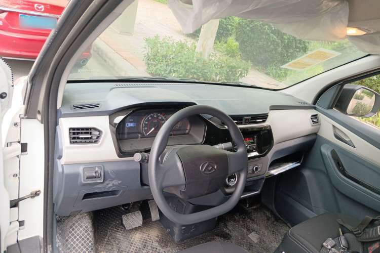 Used SAIC MAXUS EV30 2021 Pure Electric Smart Logistics Expert with Long Wheelbase—CATL Center Console