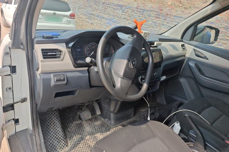 Used SAIC MAXUS EV30 2021 Pure Electric Smart Logistics Expert with Long Wheelbase—CATL Center Console