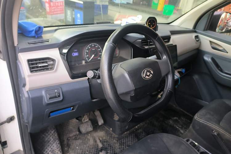 Used SAIC MAXUS EV30 2021 Pure Electric Smart Logistics Expert with Long Wheelbase—CATL Center Console