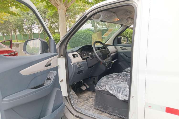 Used SAIC MAXUS EV30 2021 Pure Electric Smart Logistics Expert with Long Wheelbase—CATL Driver Seat
