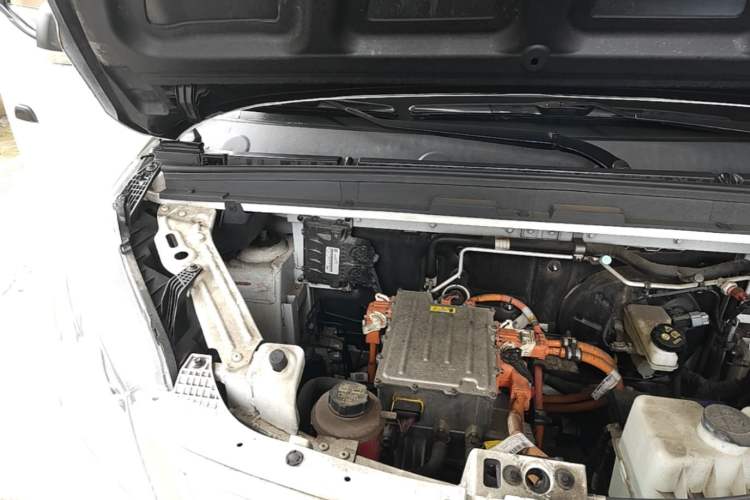 Used SAIC MAXUS EV30 2021 Pure Electric Smart Logistics Expert with Long Wheelbase—CATL Engine Bay Right