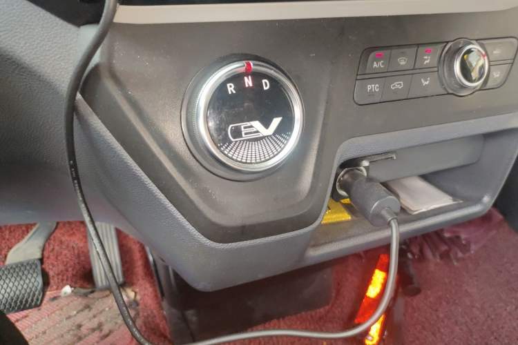 Used SAIC MAXUS EV30 2021 Pure Electric Smart Logistics Expert with Long Wheelbase—CATL Gear Lever