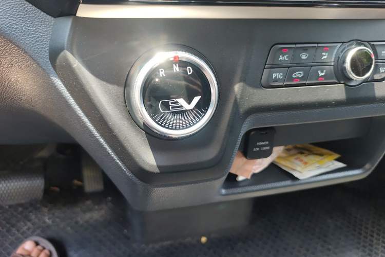Used SAIC MAXUS EV30 2021 Pure Electric Smart Logistics Expert Short Wheelbase CATL Power System Gear Lever