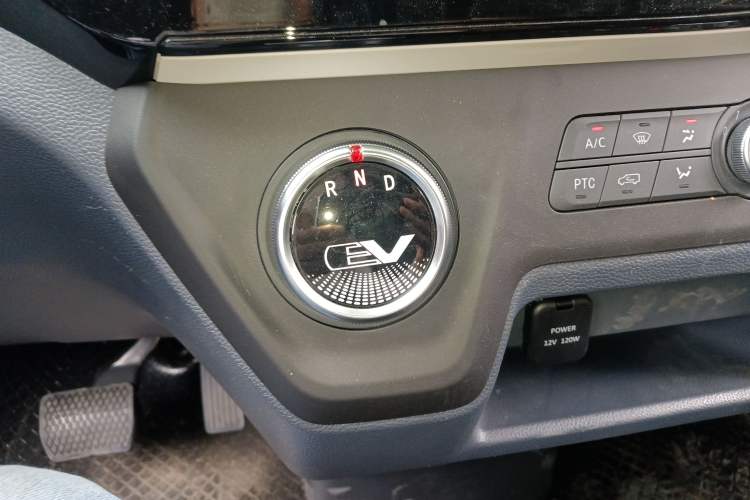 Used SAIC MAXUS EV30 2021 Pure Electric Smart Logistics Expert with Long Wheelbase—CATL Gear Lever