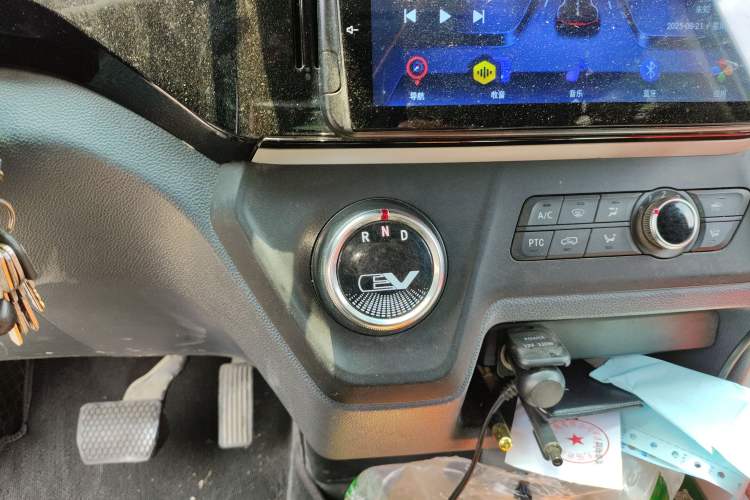 Used SAIC MAXUS EV30 2021 Pure Electric Smart Logistics Expert with Long Wheelbase—CATL Gear Lever