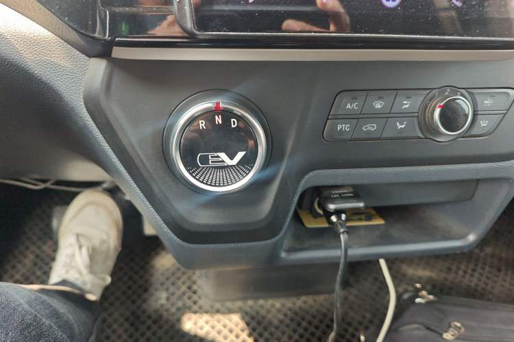Used SAIC MAXUS EV30 2021 Pure Electric Smart Logistics Expert with Long Wheelbase—CATL Gear Lever