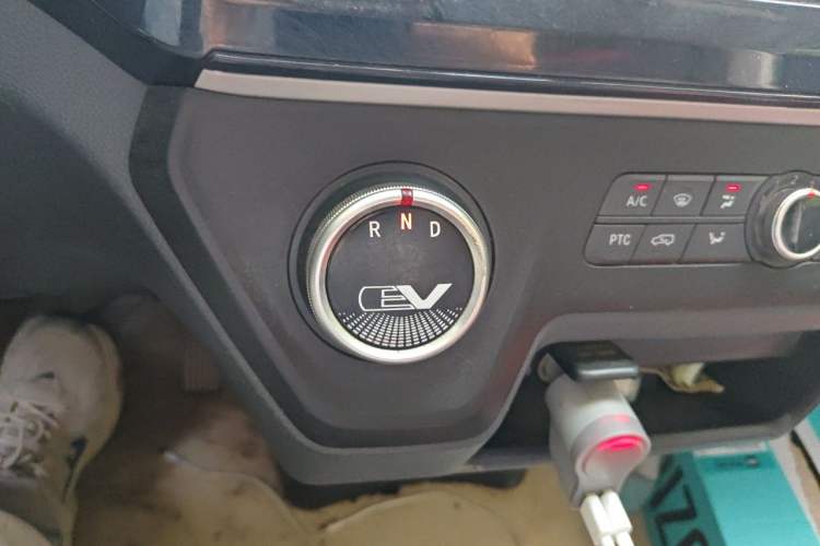 Used SAIC MAXUS EV30 2021 Pure Electric Smart Logistics Expert with Long Wheelbase—CATL Gear Lever