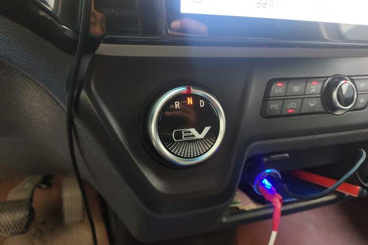 Used SAIC MAXUS EV30 2021 Pure Electric Smart Logistics Expert with Long Wheelbase—CATL Gear Lever