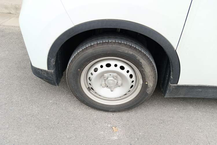 Used SAIC MAXUS EV30 2021 Pure Electric Smart Logistics Expert with Long Wheelbase—CATL Left Front Wheel Hub