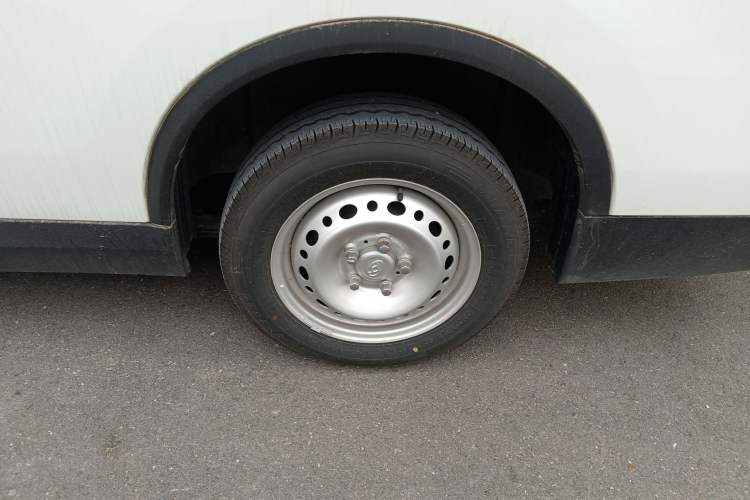 Used SAIC MAXUS EV30 2021 Pure Electric Smart Logistics Expert with Long Wheelbase—CATL Left Rear Wheel Hub