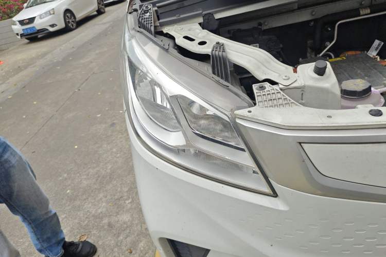 Used SAIC MAXUS EV30 2021 Pure Electric Smart Logistics Expert with Long Wheelbase—CATL Right Front Headlight