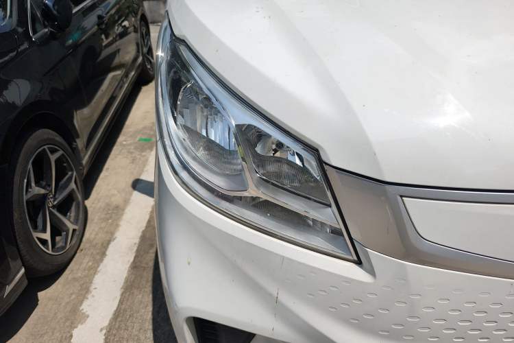 Used SAIC MAXUS EV30 2021 Pure Electric Smart Logistics Expert Short Wheelbase CATL Power System Right Front Headlight