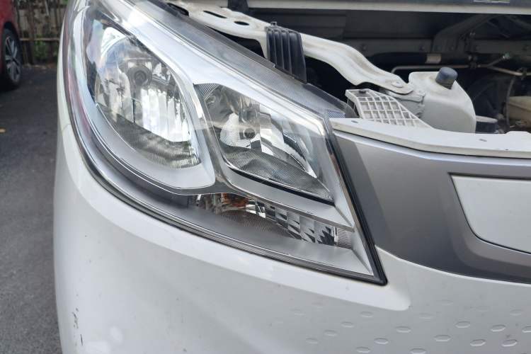 Used SAIC MAXUS EV30 2021 Pure Electric Smart Logistics Expert with Long Wheelbase—CATL Right Front Headlight