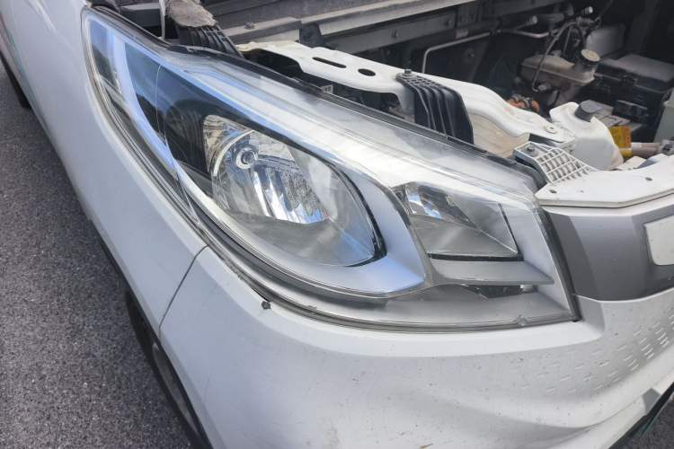 Used SAIC MAXUS EV30 2021 Pure Electric Smart Logistics Expert with Long Wheelbase—CATL Right Front Headlight
