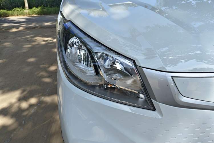 Used SAIC MAXUS EV30 2021 Pure Electric Smart Logistics Expert with Long Wheelbase—CATL Right Front Headlight