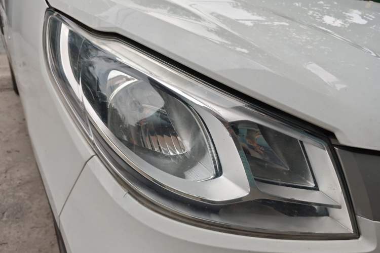 Used SAIC MAXUS EV30 2021 Pure Electric Smart Logistics Expert with Long Wheelbase—CATL Right Front Headlight