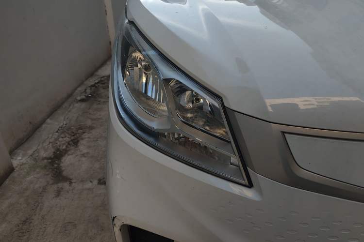 Used SAIC MAXUS EV30 2021 Pure Electric Smart Logistics Expert with Long Wheelbase—CATL Right Front Headlight