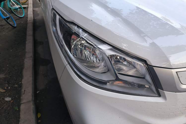 Used SAIC MAXUS EV30 2021 Pure Electric Smart Logistics Expert with Long Wheelbase—CATL Right Front Headlight