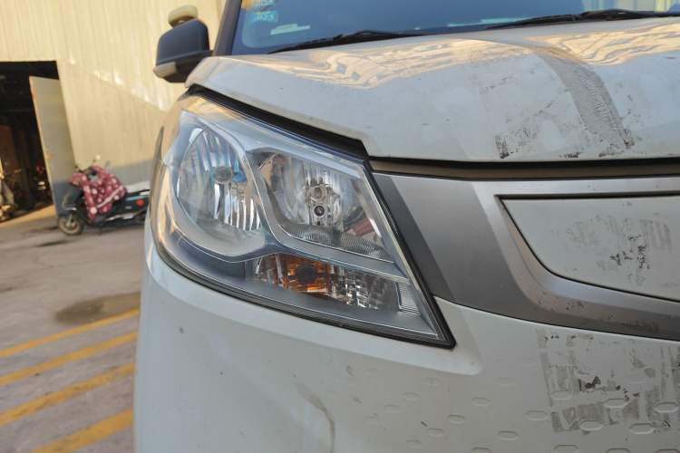 Used SAIC MAXUS EV30 2021 Pure Electric Smart Logistics Expert with Long Wheelbase—CATL Right Front Headlight