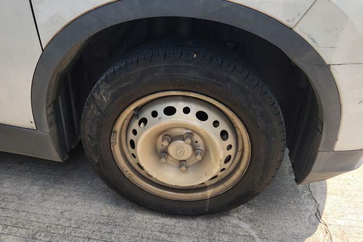 Used SAIC MAXUS EV30 2021 Pure Electric Smart Logistics Expert Short Wheelbase CATL Power System Right Front Wheel Hub