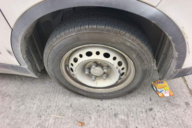 Used SAIC MAXUS EV30 2021 Pure Electric Smart Logistics Expert with Long Wheelbase—CATL Right Front Wheel Hub