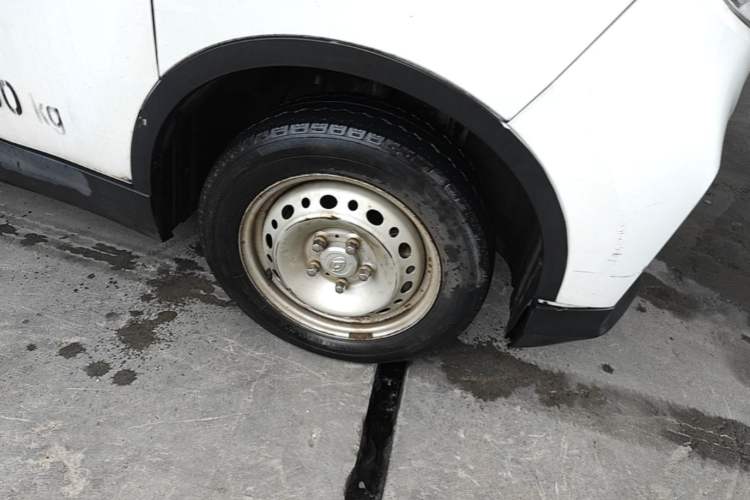 Used SAIC MAXUS EV30 2021 Pure Electric Smart Logistics Expert with Long Wheelbase—CATL Right Front Wheel Hub