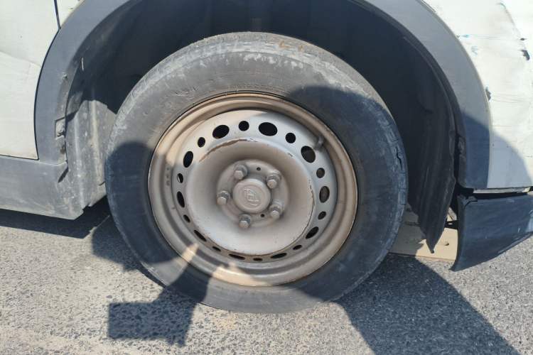 Used SAIC MAXUS EV30 2021 Pure Electric Smart Logistics Expert with Long Wheelbase—CATL Right Front Wheel Hub