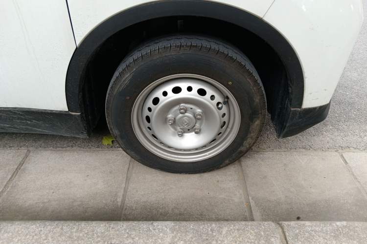 Used SAIC MAXUS EV30 2021 Pure Electric Smart Logistics Expert with Long Wheelbase—CATL Right Front Wheel Hub