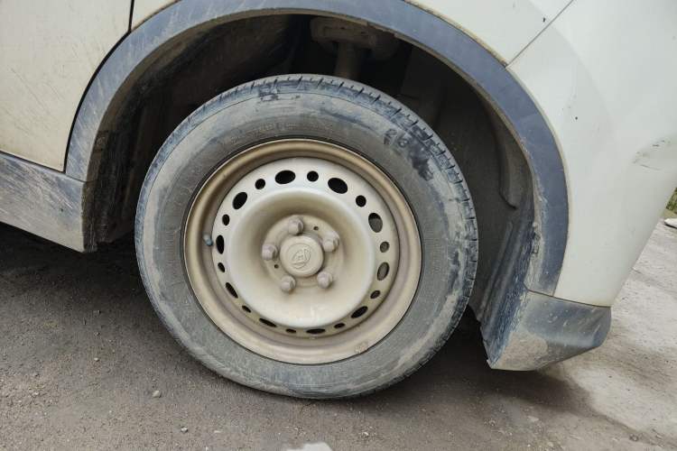 Used SAIC MAXUS EV30 2021 Pure Electric Smart Logistics Expert with Long Wheelbase—CATL Right Front Wheel Hub