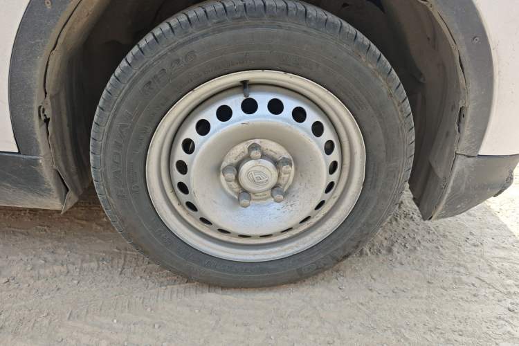 Used SAIC MAXUS EV30 2021 Pure Electric Smart Logistics Expert with Long Wheelbase—CATL Right Front Wheel Hub