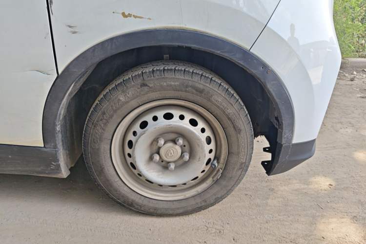 Used SAIC MAXUS EV30 2021 Pure Electric Smart Logistics Expert with Long Wheelbase—CATL Right Front Wheel Hub