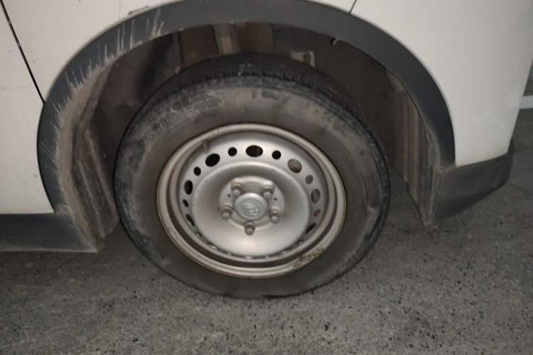 Used SAIC MAXUS EV30 2021 Pure Electric Smart Logistics Expert with Long Wheelbase—CATL Right Front Wheel Hub