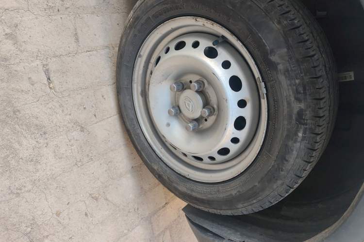 Used SAIC MAXUS EV30 2021 Pure Electric Smart Logistics Expert with Long Wheelbase—CATL Right Front Wheel Hub