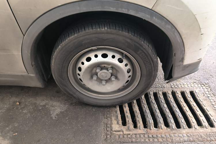 Used SAIC MAXUS EV30 2021 Pure Electric Smart Logistics Expert with Long Wheelbase—CATL Right Front Wheel Hub