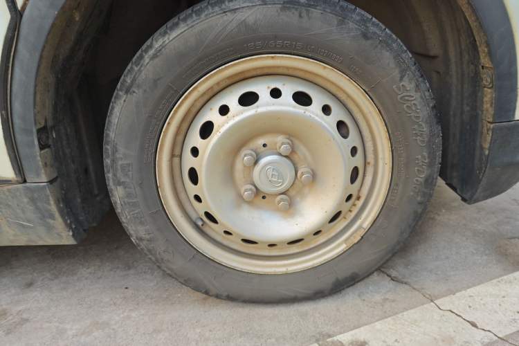 Used SAIC MAXUS EV30 2021 Pure Electric Smart Logistics Expert with Long Wheelbase—CATL Right Front Wheel Hub