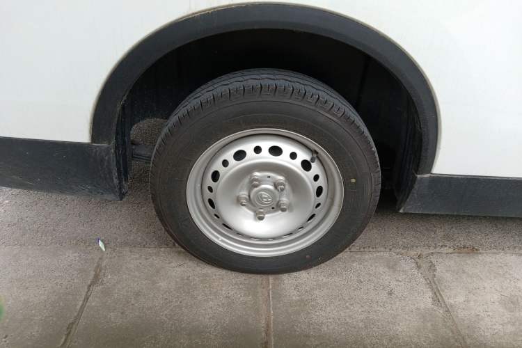 Used SAIC MAXUS EV30 2021 Pure Electric Smart Logistics Expert with Long Wheelbase—CATL Right Rear Wheel Hub