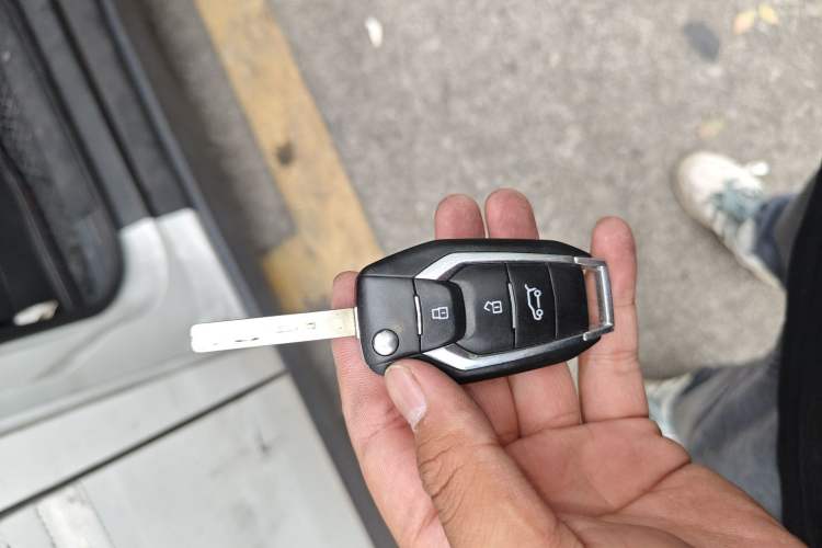 Used SAIC MAXUS EV30 2021 Pure Electric Smart Logistics Expert with Long Wheelbase—CATL Vehicle Key