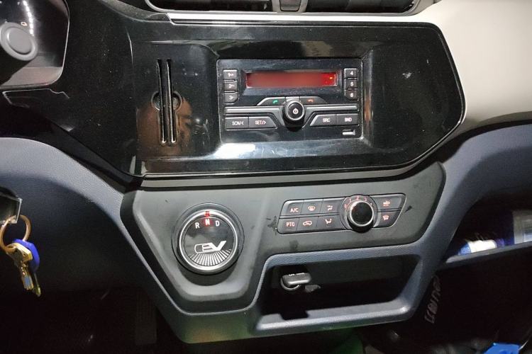 Used SAIC MAXUS EV30 2022 Pure-Electric Smart Logistics Expert with Long Wheelbase Guoxuan Audio And AC Panel