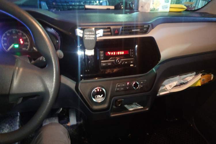 Used SAIC MAXUS EV30 2022 Pure-Electric Smart Logistics Expert with Long Wheelbase Guoxuan Audio And AC Panel