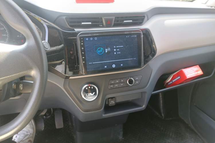 Used SAIC MAXUS EV30 2022 Pure Electric Smart Logistics Expert with Short Wheelbase Guoxuan Audio And AC Panel