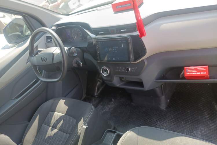 Used SAIC MAXUS EV30 2022 Pure Electric Smart Logistics Expert with Short Wheelbase Guoxuan Center Console