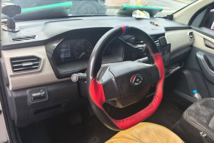 Used SAIC MAXUS EV30 2022 Pure Electric Smart Logistics Expert with Short Wheelbase Guoxuan Center Console