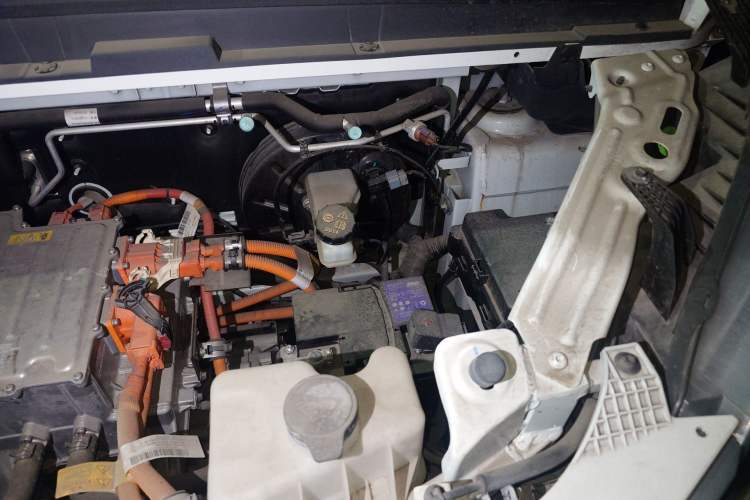 Used SAIC MAXUS EV30 2022 Pure-Electric Smart Logistics Expert with Long Wheelbase Guoxuan Engine Bay Left
