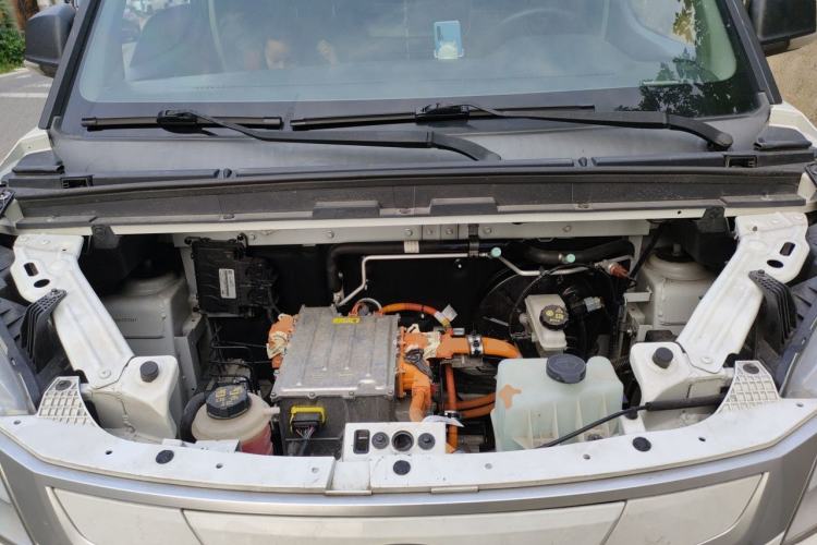 Used SAIC MAXUS EV30 2022 Pure-Electric Smart Logistics Expert with Long Wheelbase Guoxuan Engine Bay