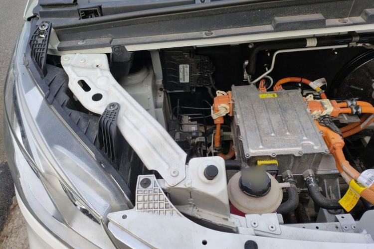 Used SAIC MAXUS EV30 2022 Pure-Electric Smart Logistics Expert with Long Wheelbase Guoxuan Engine Bay Right
