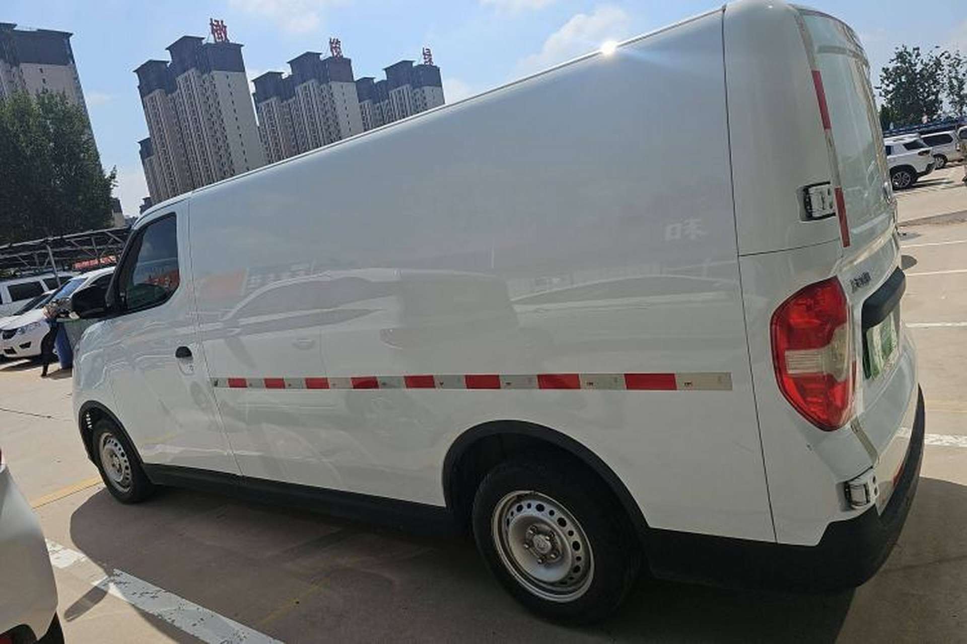 Used SAIC MAXUS EV30 2022 Pure-Electric Smart Logistics Expert with Long Wheelbase Guoxuan Exterior 5