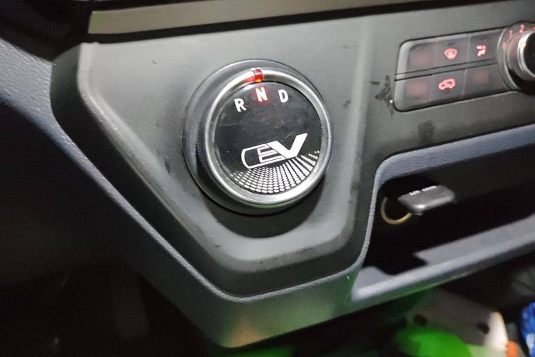 Used SAIC MAXUS EV30 2022 Pure-Electric Smart Logistics Expert with Long Wheelbase Guoxuan Gear Lever