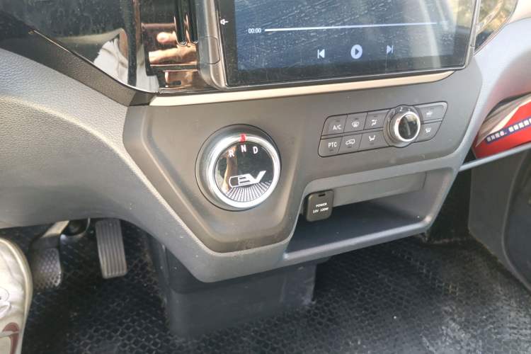 Used SAIC MAXUS EV30 2022 Pure Electric Smart Logistics Expert with Short Wheelbase Guoxuan Gear Lever