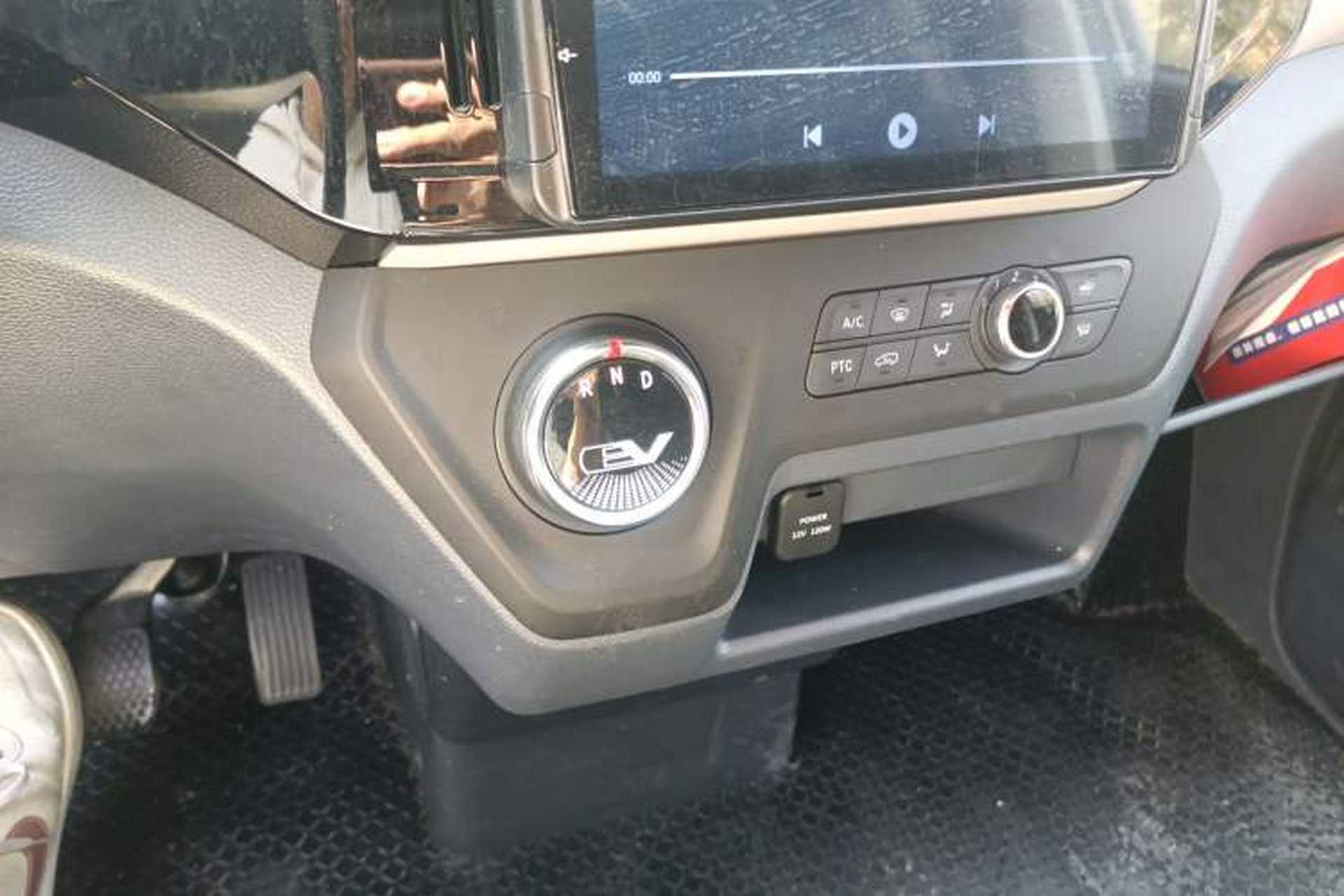 Used SAIC MAXUS EV30 2022 Pure Electric Smart Logistics Expert with Short Wheelbase Guoxuan Gear Lever